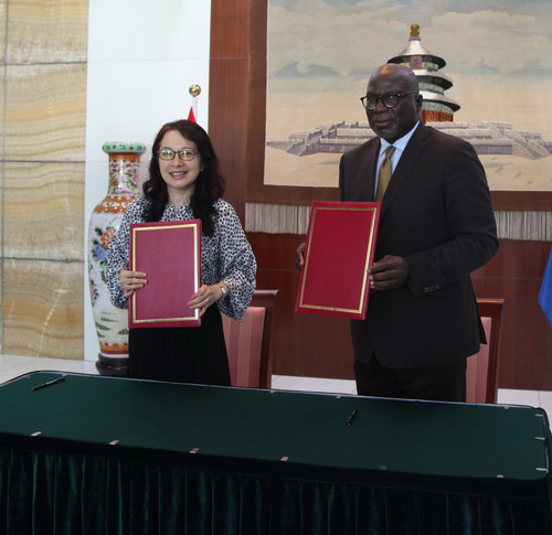 Ambassador Li Yan, Ambassador to the Congo (Bu), attended the signing ceremony of the end certificate of the food aid project